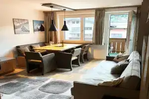 Penthouse 82, Kaprun