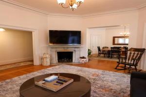 Over-sized 2levels, 3b-2ba, Victorian, Patio, Pkg Apartments, Brookline