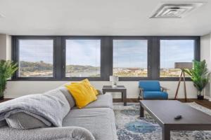 Sleek 2BR Downtown Retreat with Gym Apartments, Pittsburgh