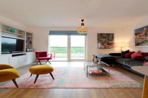 Pass the Keys Stunning and Spacious Modern Flat - Own Car Park Apartments, Cambridge