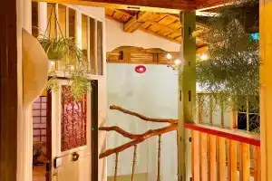 泊まれる廃墟 ぐんじょう Hotel, Izu