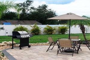 Tropical Backyard Paradise, Hot Tub, Fenced yard Guest house, Lakeland