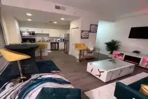 Luxurious 2 Bedroom Downtown City Views!, Indianapolis