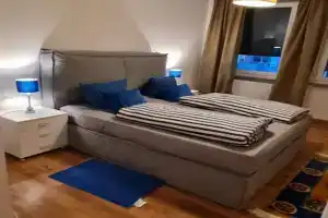 Möblierte Souterrainwohnung mit 2 Schlafzimmern und Garten Apartments, Frankfurt am Main