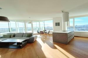 SAG Panorama Apartment 3 rooms 19th floor Great view Free parking, Bratislava