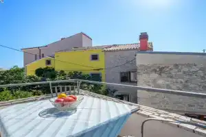 Casa Lorenzo, Bagnole