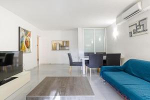 Centre APT in St Julians/PV with spacious living by 360 Estates Apartments, Pembroke