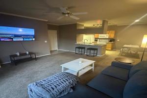 Cozy Condo in Gated Community with Pool by PHX Airport, Tempe, and Old Town Apartments, Scottsdale