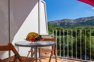 Apartment with Balcony and Mountain View Oleandra 5, Baska