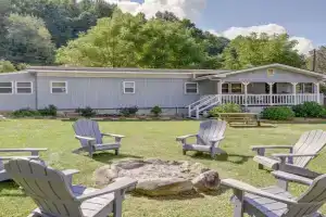 5 Mi to Cataloochee Ski Area! Family Home with Views Guest house, Maggie Valley