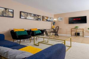Artsy Getaway With Vibrant Design Flair Apartments, Sarasota