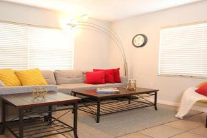 Stylish Nordic Stay, Walk To Hospital & Beaches Apartments, Sarasota