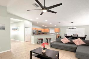 Simple house 5 beds 4 baths near Beach, Clearwater Beach