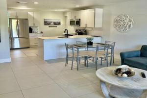 Close to everything! Perfect basecamp for WPB, West Palm Beach