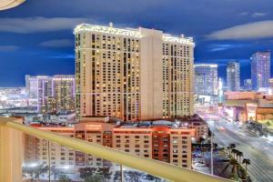 Lucky Gem Penthouse & Luxury Suites at Signature Resort, Balcony Strip View 1607, Las Vegas