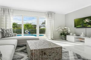 10 mins from! With pool access Apartments, Pompano Beach