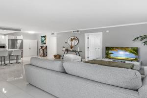 Expansive wiith pool access, 10 mins from Apartments, Pompano Beach