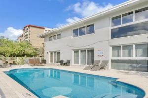 Pompano Jumbo - Sleeps 16 & priv pool Apartments, Pompano Beach