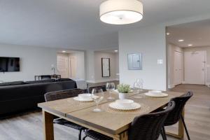 Elegant Apartment with Gym Access at Crystal City, Washington