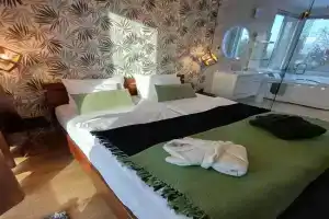 Welcome House, Eger