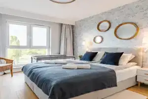 Golden Reagan by Aparo - Nowy Apartament, Winda, Łóżeczko Turystyczne, Plaża 500m, Balkon, 2 Sypialnie oraz Salon, Rowerownia, Biurko, Gdansk