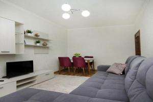 Udobnaya dvushka bliz Atakenta Apartments, Almaty