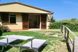 ISA-Chalet Elena in, with air conditioning, on the ground floor with fenced garden, Montescudaio