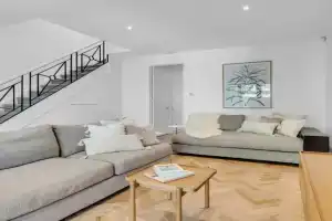 Bev's Retreat by Ready Set Stay Guest house, Melbourne