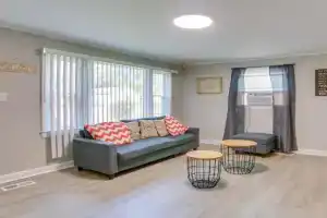 3 Mi to Dtwn! Cozy Cottage with Deck, Greensboro