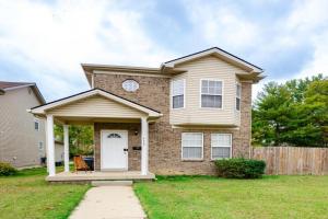 LUX - Downtown Oasis - Pool Table! Free Parking! Guest house, Lexington