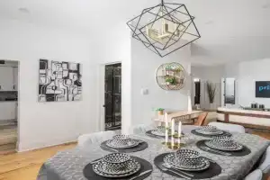 Downtown Luxe: Metro, King Bed, Parking, Sleeps 6 Apartments, Montreal