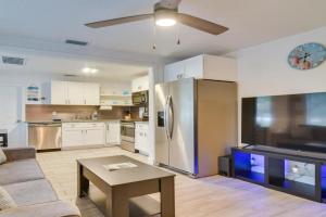 Walk to Art District and Beach Pet-Friendly Getaway Guest house, Saint Petersburg