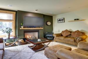 Mammoth Lakes Condo with Fireplace Near Skiing! Apartments, Mammoth Lakes