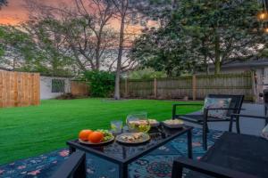 NEW! Gem, 10 Min to Beach, 2 Min to Downtown Dunedin, King Bed Guest house, Clearwater Beach