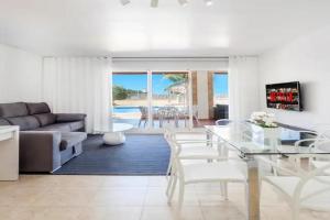 Lujoso y Equipado Apartamento en Playa del Arenal, Javea