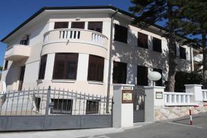 Apartment & Rooms Three Angels, Baska
