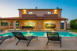 Villa Enjoy mit privatem Pool, by Istrabook, Pomer