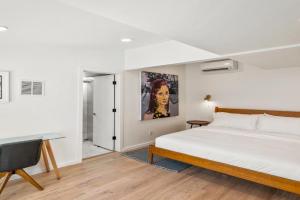 Boutique Room steps from Downtown Mall Rose Jean Room 2, Charlottesville