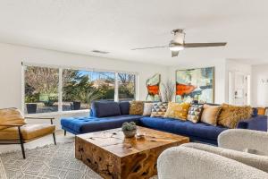 Trendy 3BR in: Hot Tub/Fire-pit /Central Location Guest house, Sedona