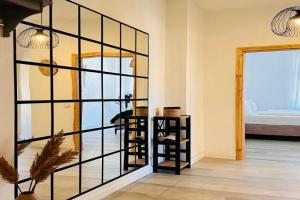 AMAO Brown - City Center - 85 m2 - King-Size Bed - Private Parking - Storchenturm - bis 10 Pers 2Whg Apartments, Lahr