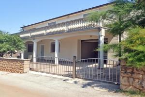Apartman Kiki-udoban smještaj za 5 osoba na mirnoj lokaciji, Starigrad