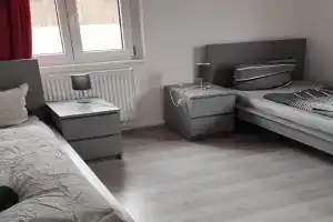 Große Monteurwohnung bei Würzburg bis 10 Personen incl eigenen Parkplätzen und WLAN - Grill mit 5 Schlafzimmern - Einzelbetten Apartments, Veitshoechheim