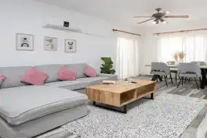 Beautiful Apartment in Harbour, Central & Close to Beach, Paphos
