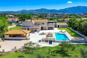 Midnight Serenity Villa, Cilipi