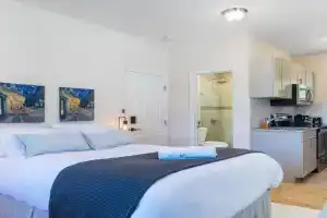 Azure - Mins to Las Olas & Beach Apartments, Fort Lauderdale