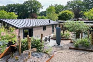 Modern ingericht chalet op groen park op de Veluwe, Epe