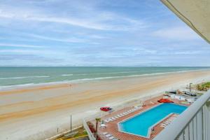 Direct oceanfront view 8th floor, king size bed, largest pool in ! Apartments, Daytona Beach