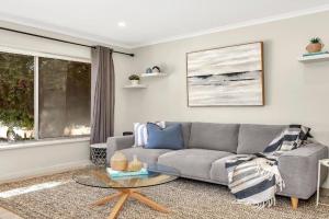 Coastal Comfort with a Pool opposite Henley Beach Apartments, Adelaide