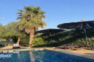 2 Bed Flat - Sleeps 6 - Pool - Garden - Parking Apartments, Milna