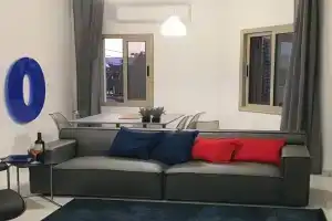 BLUE LUXURY APARTMENT (BREAKBOOKING CY-SERVICES LTD), Limassol